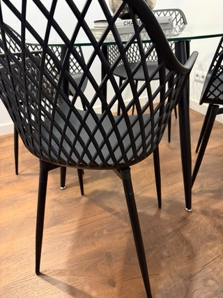 Juego de 4 sillas negras comedor de  polipropileno