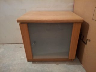 Mesita de noche de madera y cristal