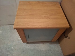 Mesita de noche de madera y cristal