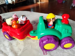 Tractor de granja con remolque y animales
