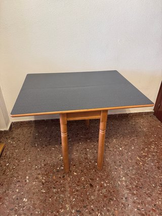 Mesa de cocina robusta de madera.