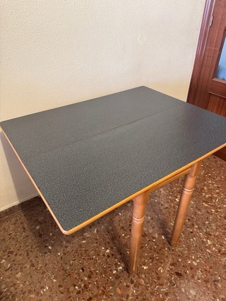 Mesa de cocina robusta de madera.