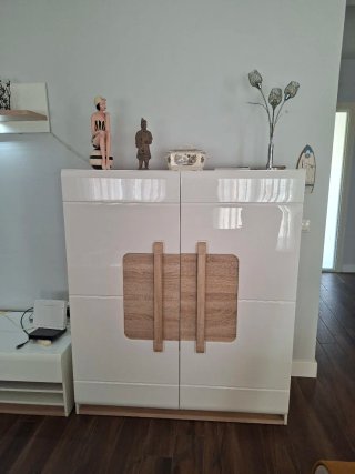 Mueble de salón modular blanco y madera