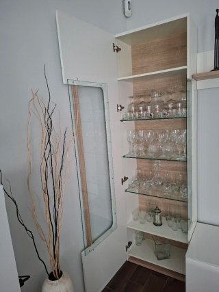 Mueble de salón modular blanco y madera