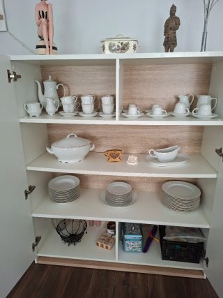 Mueble de salón modular blanco y madera