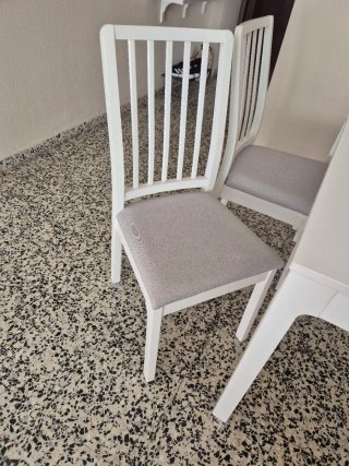 Mesa blanca y 4 sillas Ikea