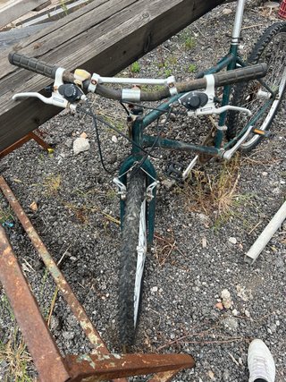 Bicicleta verde para reparar