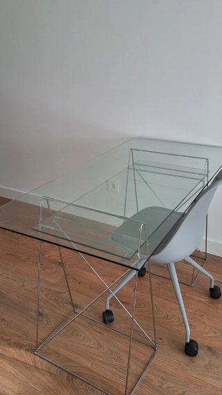 Mesa de cristal con caballetes + silla