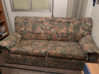 Dos sofás de 2 plazas con estampado floral