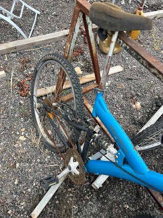 Bicicleta azul para reparar
