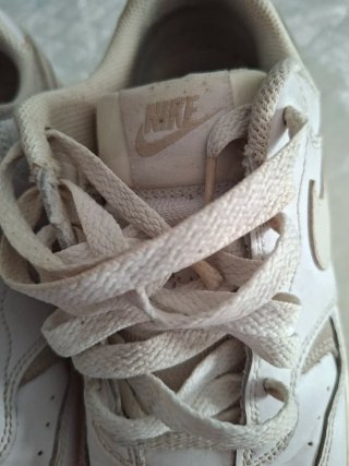 Zapatillas Nike Beige y Blancas
