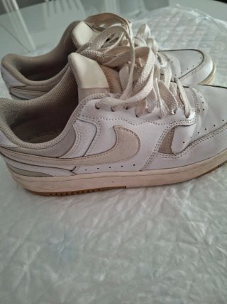 Zapatillas Nike Beige y Blancas