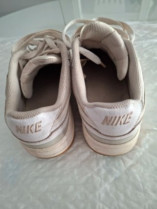 Zapatillas Nike Beige y Blancas