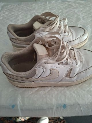 Zapatillas Nike Beige y Blancas