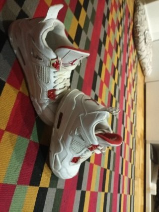 Jordan 4 Retro Rosse e Bianche