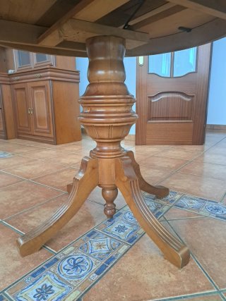 Mesa redonda de madera plegable y 6 sillas.