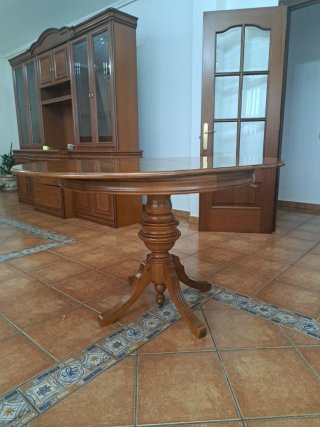 Mesa redonda de madera plegable y 6 sillas.