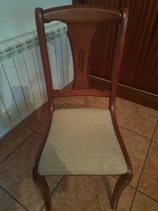 Mesa redonda de madera plegable y 6 sillas.