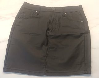 Minifalda efecto piel negra Talla M.