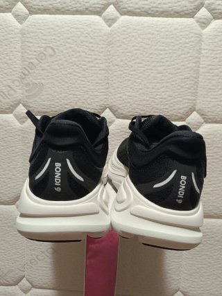 Zapatillas Hoka Bondi 9 Negras y Blancas