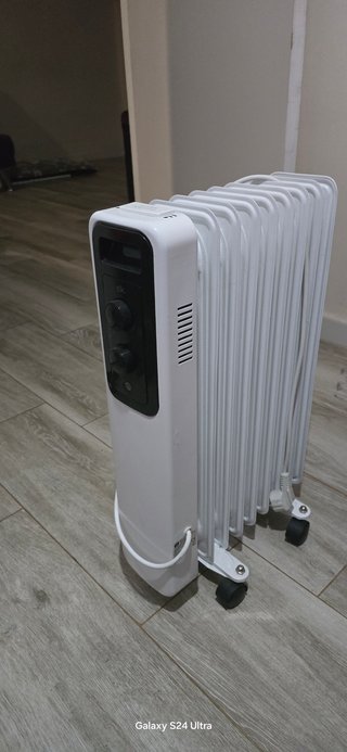 Calefactor eléctrico blanco con ruedas