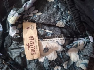 Top Hollister floral negro
