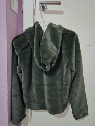Chaqueta verde peluda con capucha