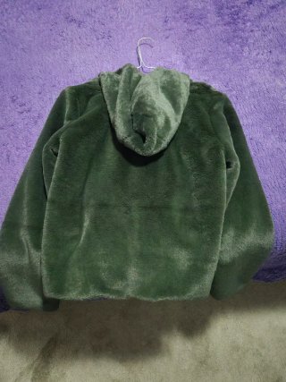 Chaqueta verde peluda con capucha