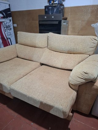 Sofá de tela amarillo.
