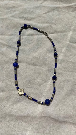 Collar azul y plateado con flor