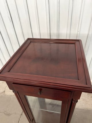 Vitrina de madera con cristal