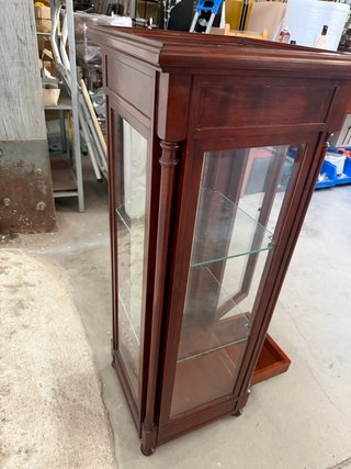 Vitrina de madera con cristal