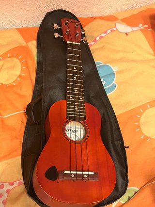 Ukelele rojo con funda