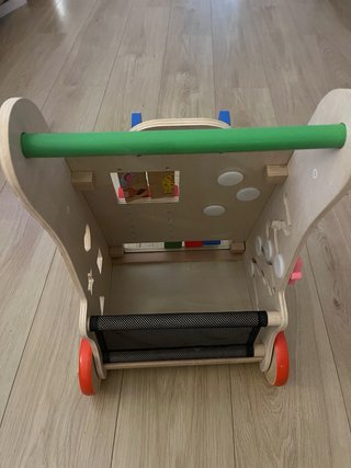 Andador de madera para bebés con actividades