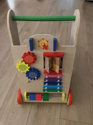 Andador de madera para bebés con actividades