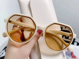 Gafas de sol beige y marrón