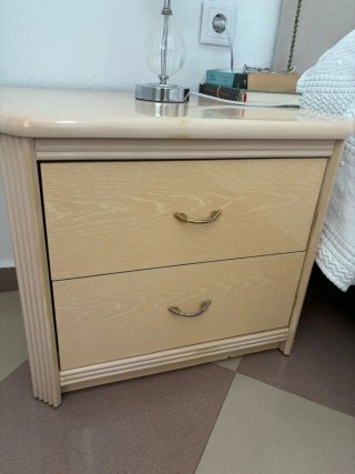 Dos mesitas de noche y cómoda cajonera con espejo.