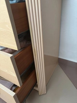 Dos mesitas de noche y cómoda cajonera con espejo.