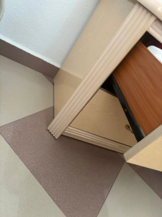 Dos mesitas de noche y cómoda cajonera con espejo.
