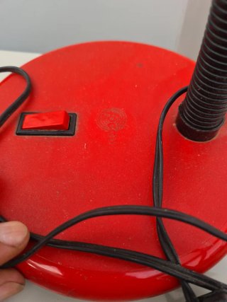 Lámpara de escritorio roja antigua
