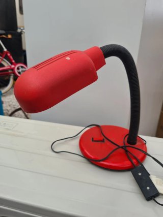 Lámpara de escritorio roja antigua