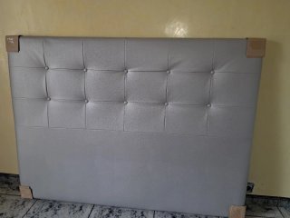 Cabecero tapizado beige con detalles dorados