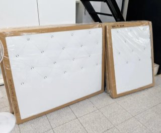 Cabecero tapizado beige con detalles dorados