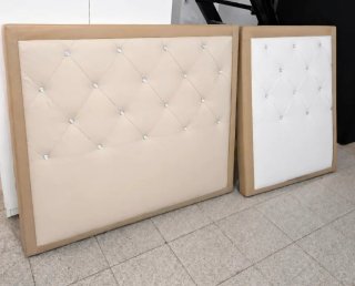 Cabecero tapizado beige con detalles dorados