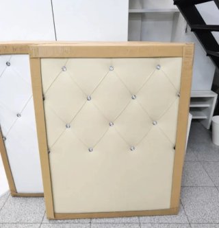 Cabecero tapizado beige con detalles dorados