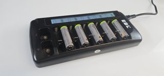 EBL-999 Cargador de Baterías con 12 Ranuras LCD