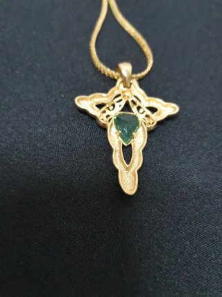 Colgante Goldfield con piedra verde y cadena