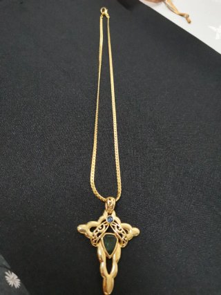 Colgante Goldfield con piedra verde y cadena