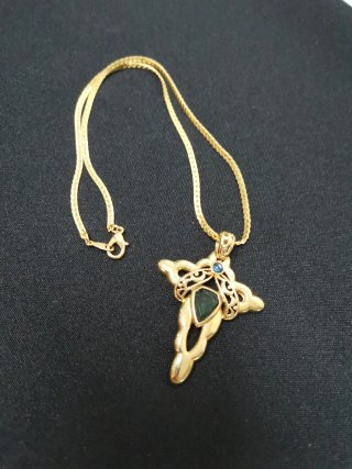 Colgante Goldfield con piedra verde y cadena