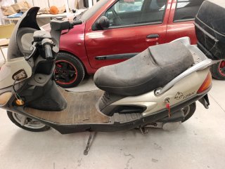 Scooter 125cc 4T Beige/Negro, documentada.